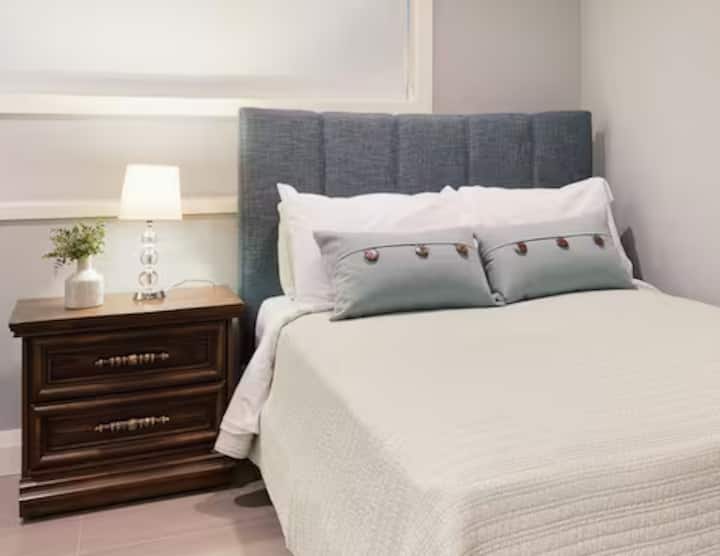 主屋内配备标准双人床的卧室