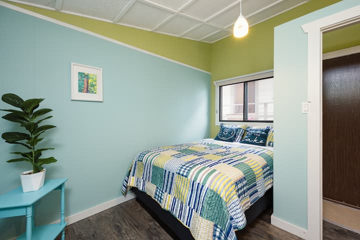 第5间卧室位于「海滨别墅」内。 设有独立入口，与室外分开。