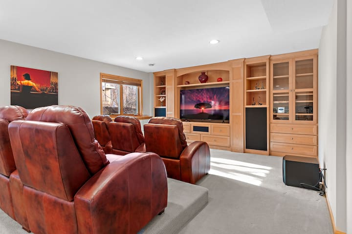 3800sqft Oasis- Theater | Billiards | Gym | Office