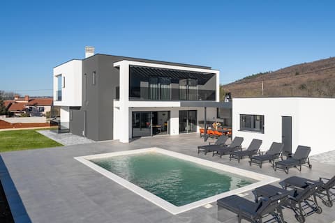 Villa Aria a peaceful retreat with a playground