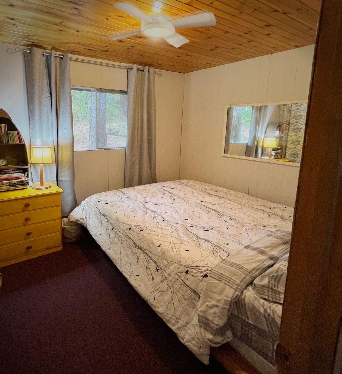 חדר שינה מס '2 עם מיטת קווין סייז, ארון מלא, מאוורר תקרה ומצעים נקיים. 