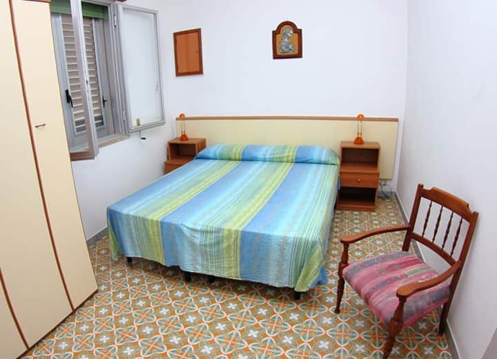 Camera da letto composta da un letto matrimoniale e un' armadio