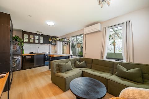 Rooftop Hawthorn Retreat near Glenferrie Rd