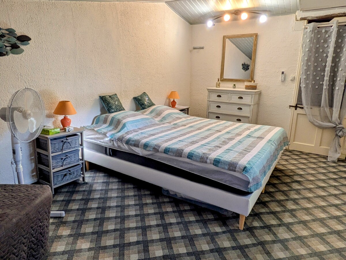 Modulárne spanie:
veľká posteľ 160 x 200
alebo dve lôžka s rozmermi 80 x 200