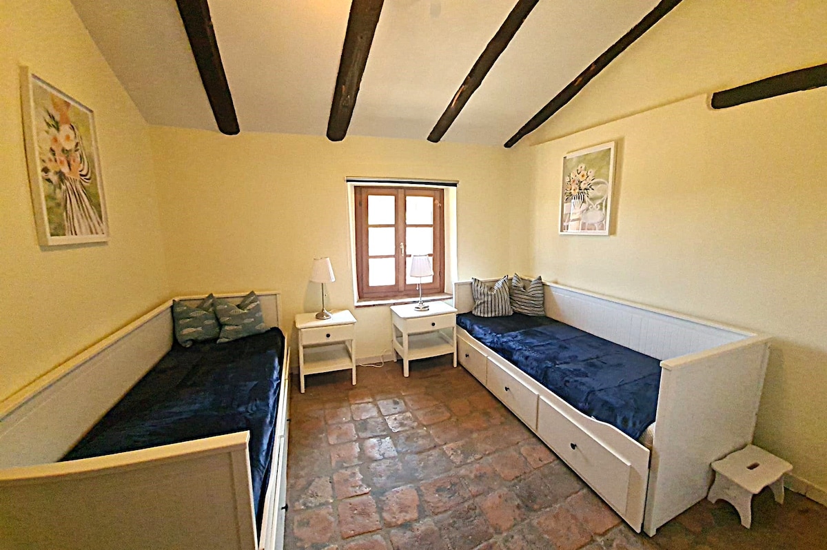 Тук може да се постави легло в двойно легло, така че трима души да могат да спят тук.