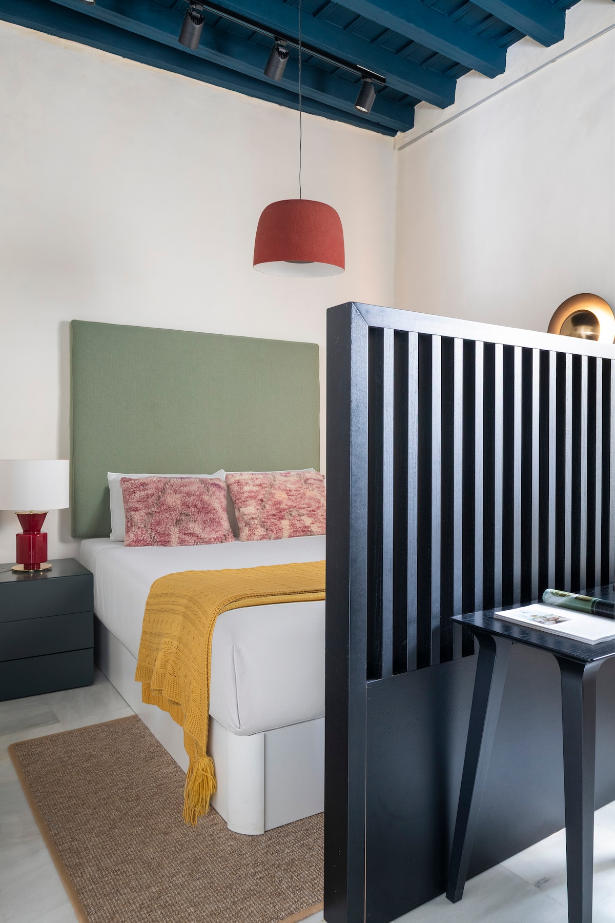 Reposez-vous dans une chambre conçue pour votre bien-être, avec un grand lit, des couleurs douces et des détails chaleureux qui invitent à la détente. Un espace serein et élégant où chaque nuit devient une expérience accueillante.