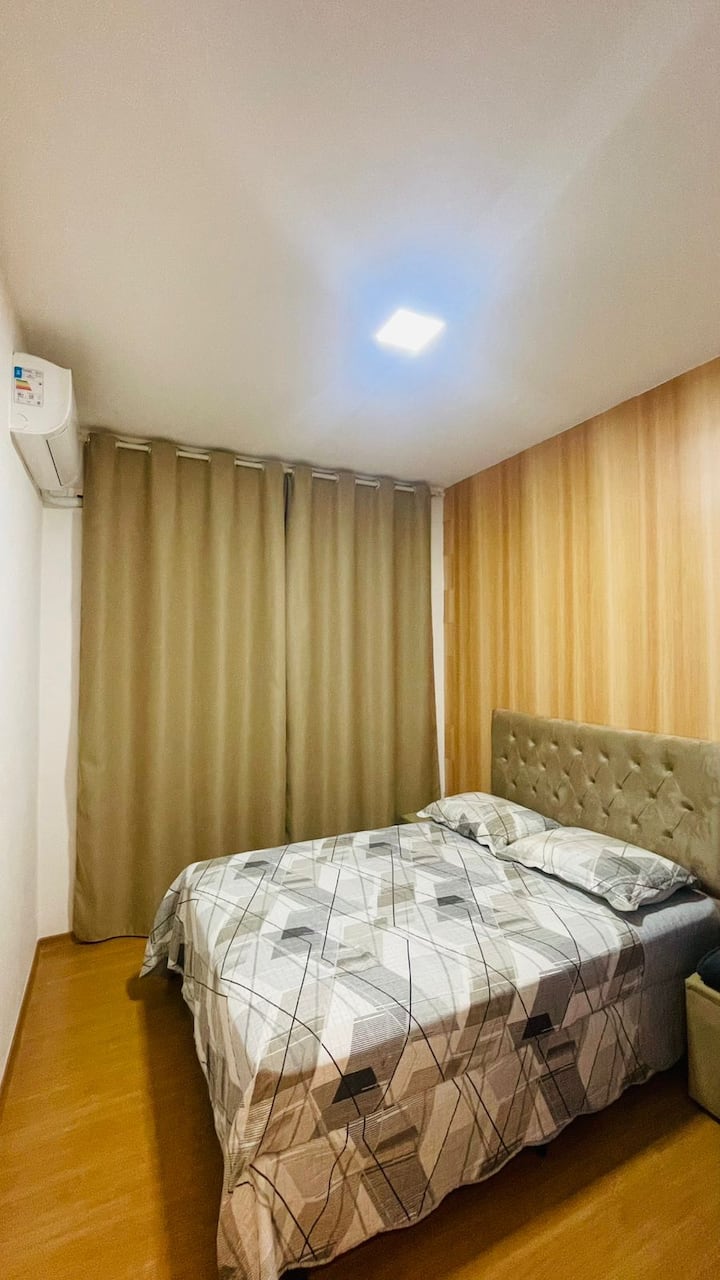 เตียงคู่, หัวเตียง, เครื่องปรับอากาศ, ตู้เสื้อผ้าพร้อมกระจก, ผ้าม่าน, เครื่องนอน, ผ้าขนหนู, หมอน, ฟูกเสริม