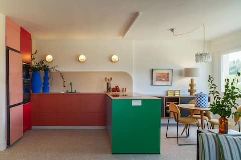 Designer Renovated/Steps to Beach/ Balcony+Parking