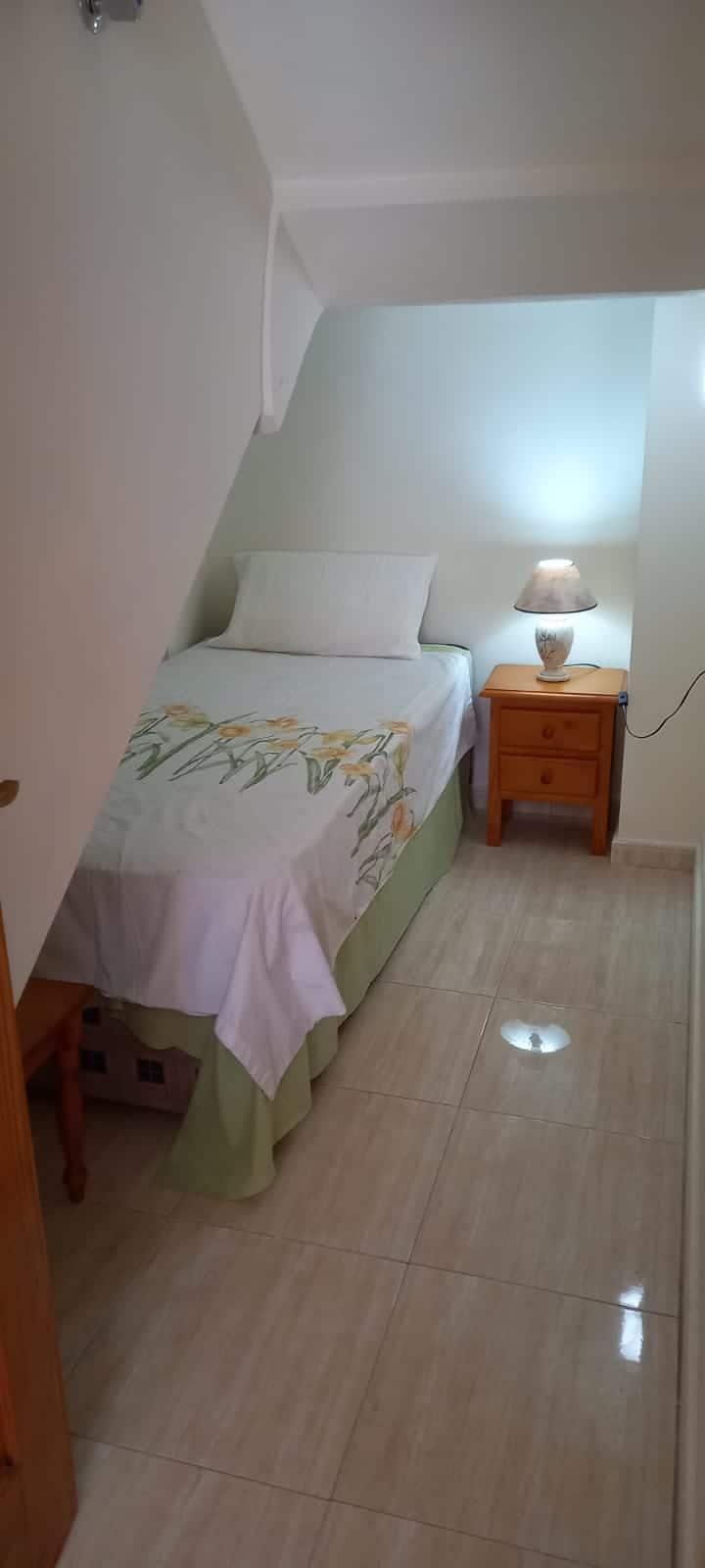 Toda la parte inferior de la cama cuenta con almacenaje similar al de un armario normal. 