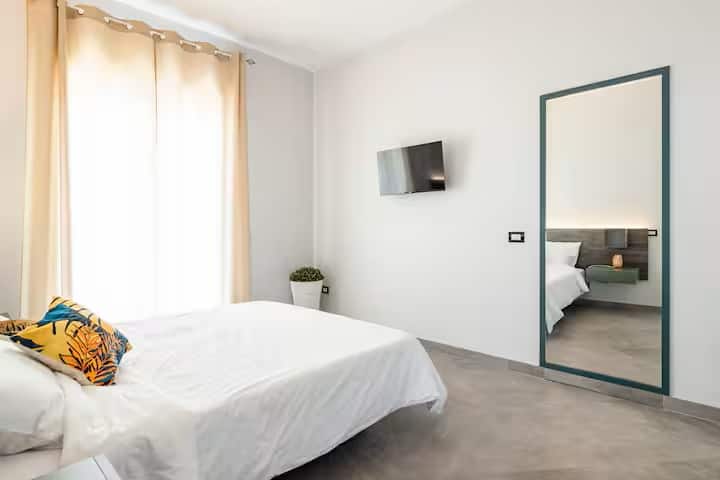 Muhtasari wa chumba cha kulala chenye kitanda maradufu kwa starehe 