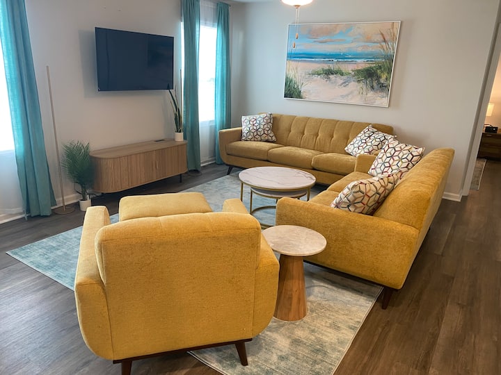 Seabreeze: New Southport Retreat, Zen Water Views - 사우스포트