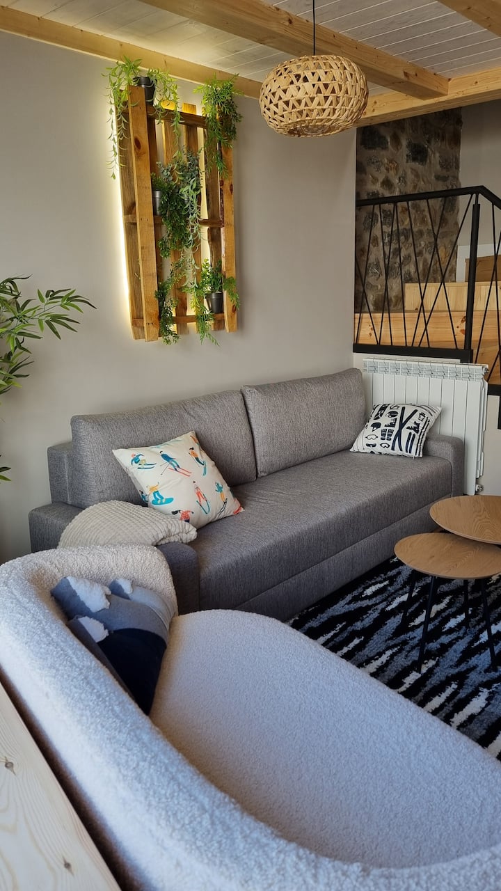 Მისაღები ოთახი შესასვლელიდან