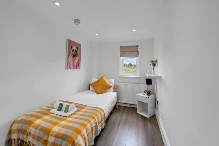 Descansa tranquilo en esta habitación limpia y cómoda con sábanas limpias y un ambiente relajante