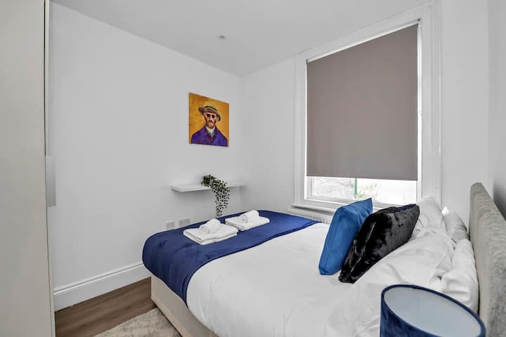 Descansa tranquilo en este dormitorio limpio y cómodo con sábanas limpias y un ambiente relajante.