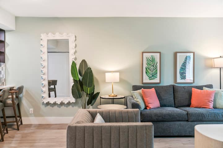 Náš otvorený plážový únik je ideálnym miestom na oddych – svetlý, vzdušný a navrhnutý pre úplnú relaxáciu.