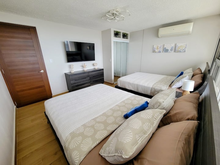 卧室配备55英寸电视和两张标准双人床