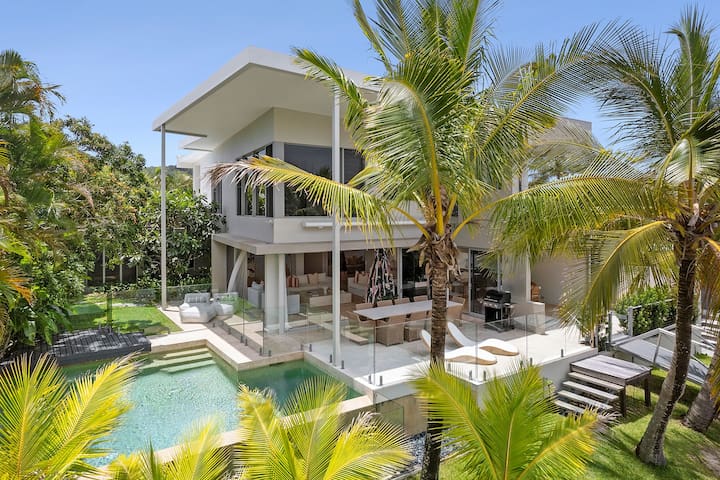 The Noosa Home – pool, jetty, water frontage