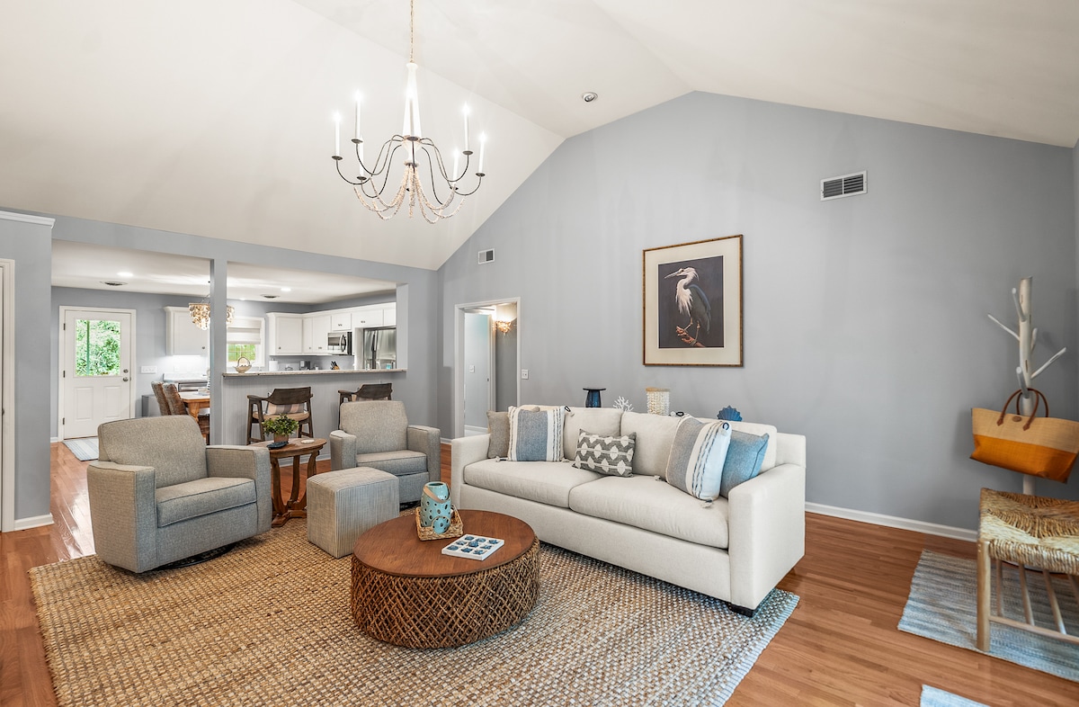 Top Airbnb: Private Retreat - Golf Cart, Gate Passes Included in Harbor Island
