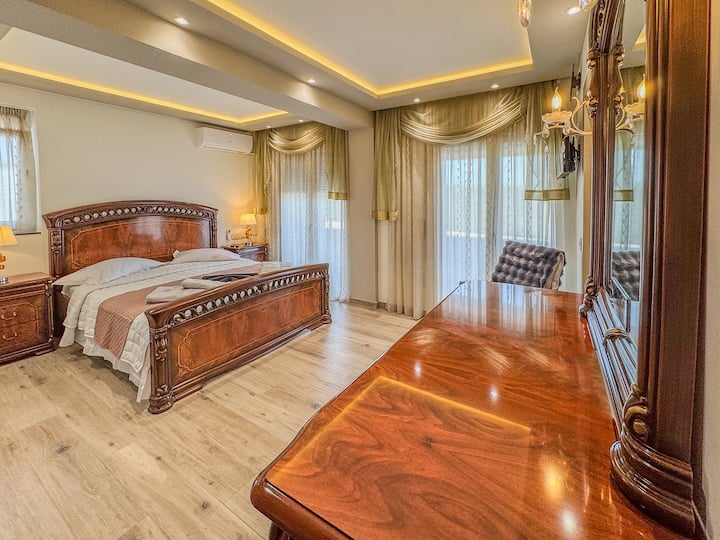 El dormitorio principal cuenta con baño privado, aire acondicionado, televisión y balcón.