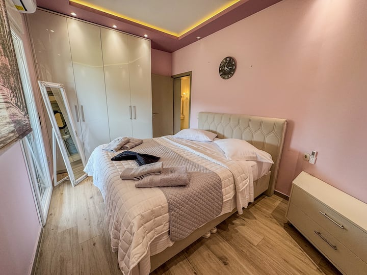 La cuarta habitación cuenta con un balcón similar al primero, así como con TV y aire acondicionado.