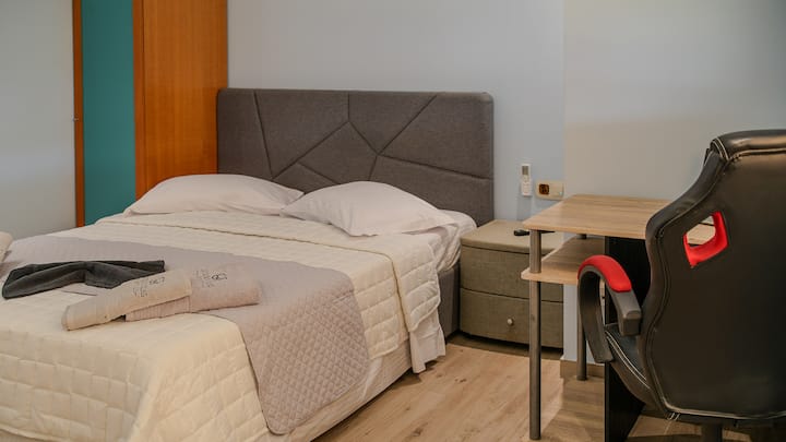 La tercera habitación cuenta con aire acondicionado y TV.