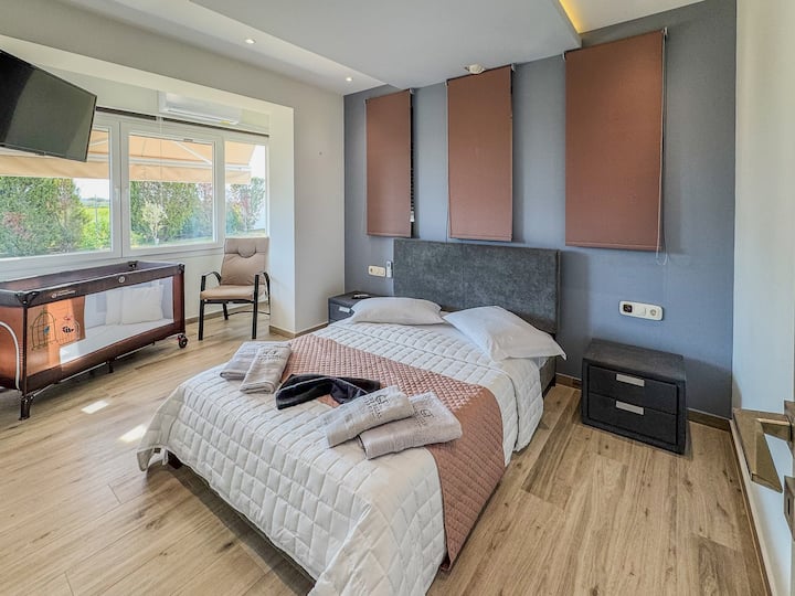 La segunda habitación tiene una cuna, un balcón separado, aire acondicionado y una televisión.