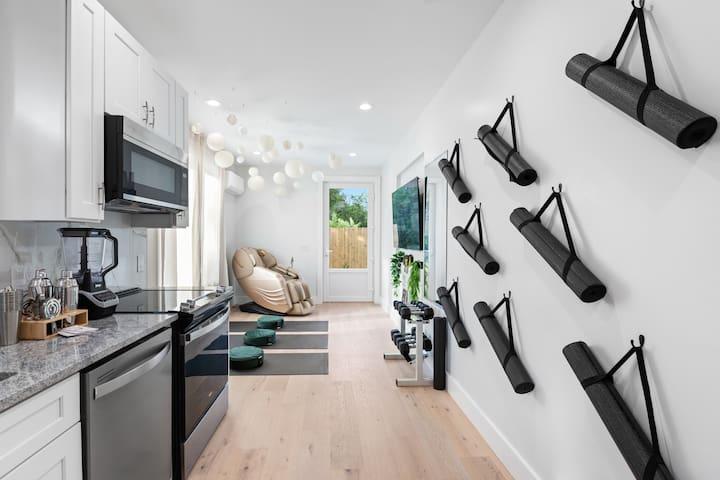 Aura | New | Lux | Unmatched Amenities | 10 to DT gallery image 5