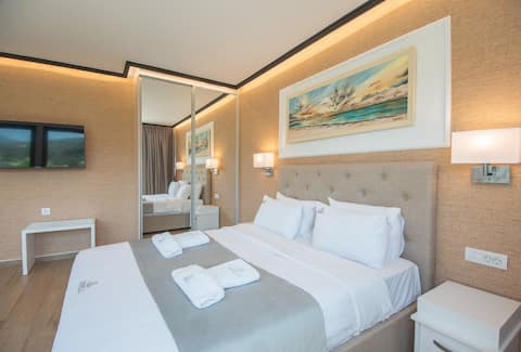 Lazar Lux - Junior Suite Mountain View &Jetted Tub