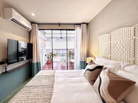 RnR Urban Balcony Room (China town)