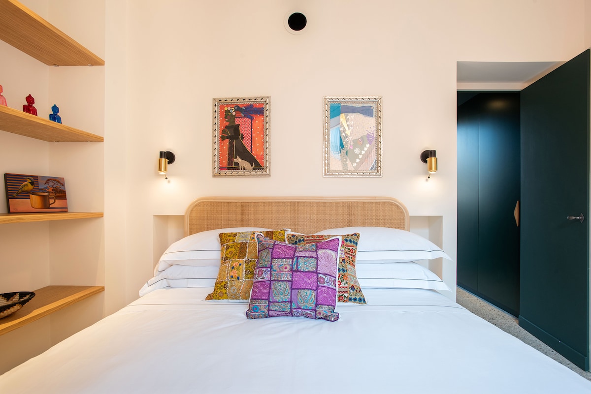 חדר שינה ראשון עם מיטת קווין סייז — פרטי, שליו וממוזג