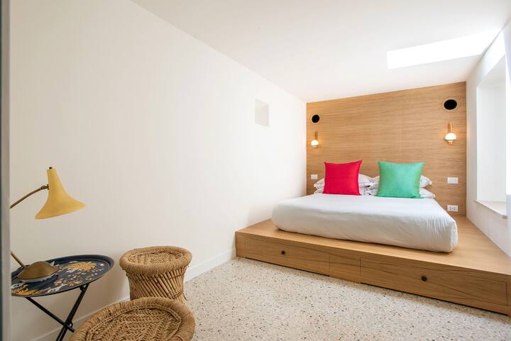 Deuxième chambre queen à l'étage supérieur — parfaite pour les familles ou deux couples