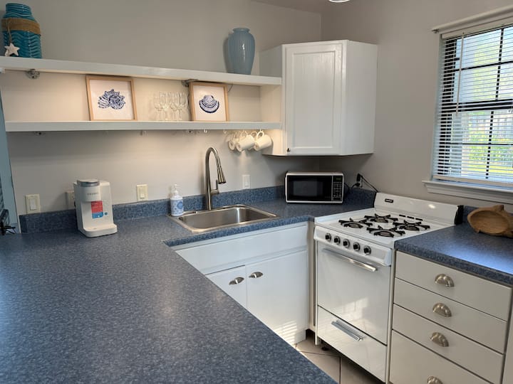 Gulf Breeze Bungalow - Pensacola Beach, FL