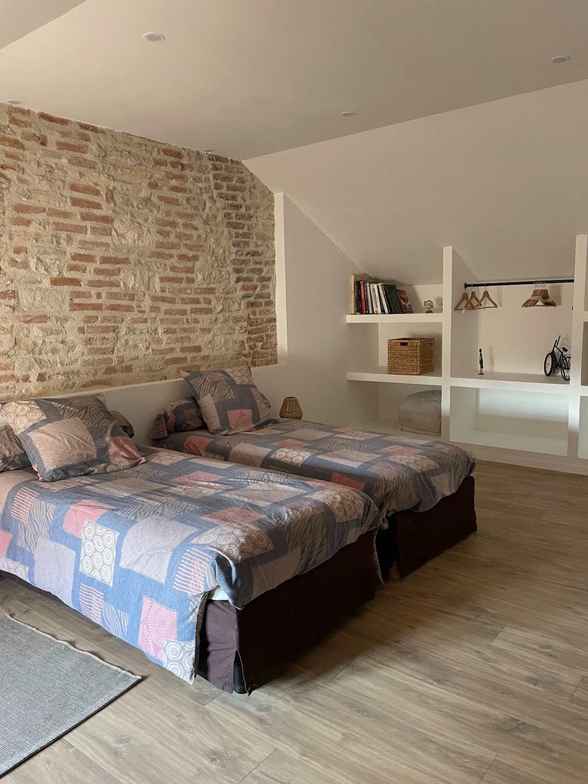 חדר שינה זוגי: שתי מיטות יחיד בגודל 90x190, שאפשר לדחוף יחד.

חדר הלבשה גדול לאחסון בגדים וחפצים אישיים.

כל המצעים מסופקים.