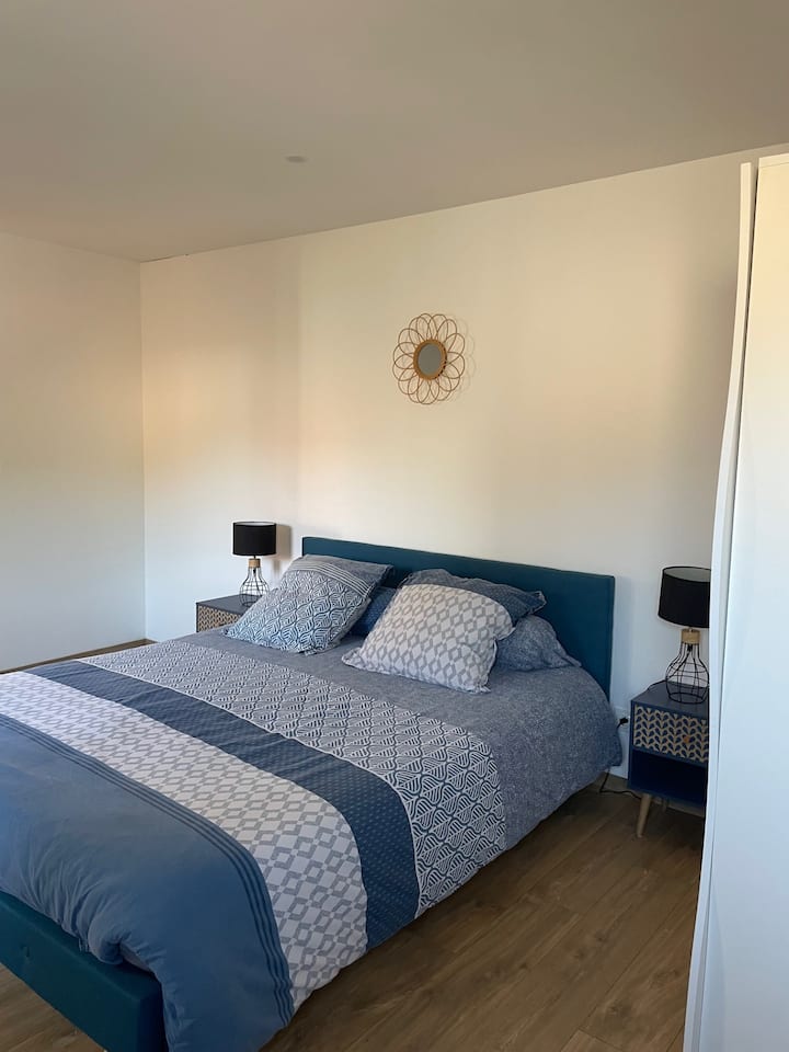 เตียงคู่ 160X200 

มีผ้าปูที่นอนให้