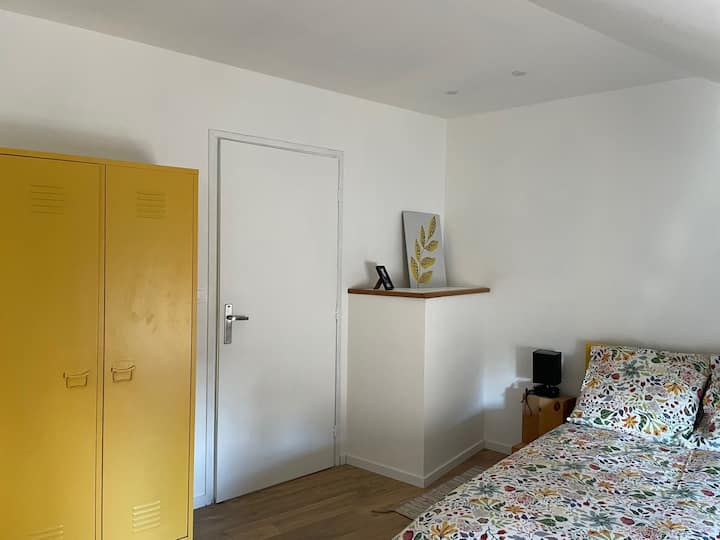 ห้องนอนพร้อมเตียงคู่ 140 x 190

มีผ้าปูที่นอนและผ้าขนหนู

ตู้เสื้อผ้าแบบดั้งเดิมสำหรับเก็บของใช้ส่วนตัว
