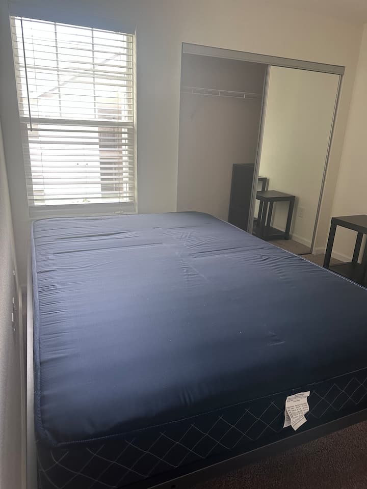 Táto izba ešte nie je zariadená, ale čoskoro bude plne vybavená!
Je to úplne nové usporiadanie a fotky aktualizujem hneď, ako bude hotové.

Ďakujeme za Vašu trpezlivosť!