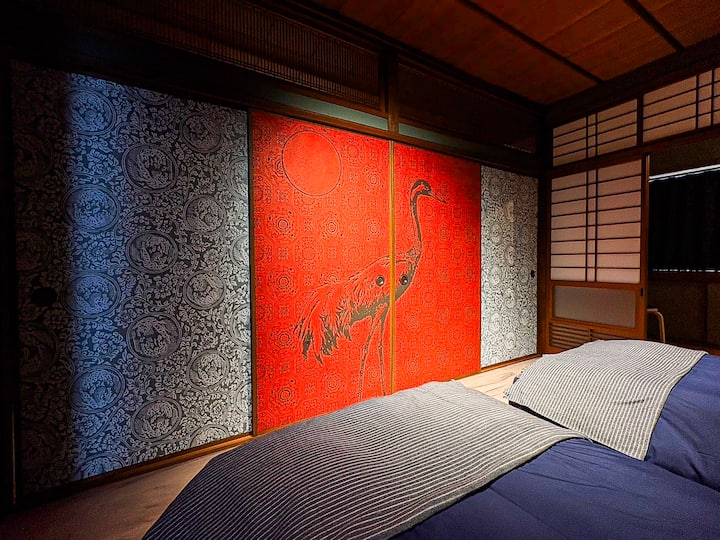 寝室の扉には鶴の絵が描かれており趣があります。