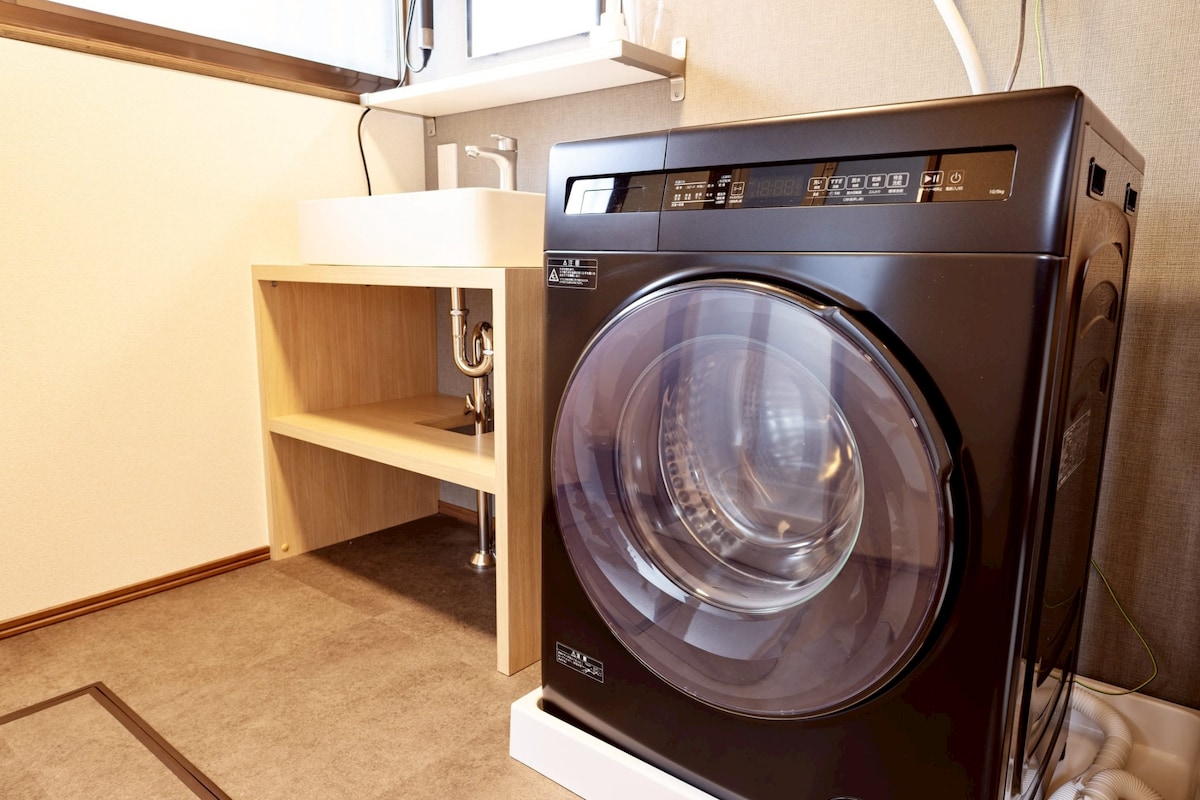 洗面台はシンプルな作りです。
洗濯機も完備いたしております。