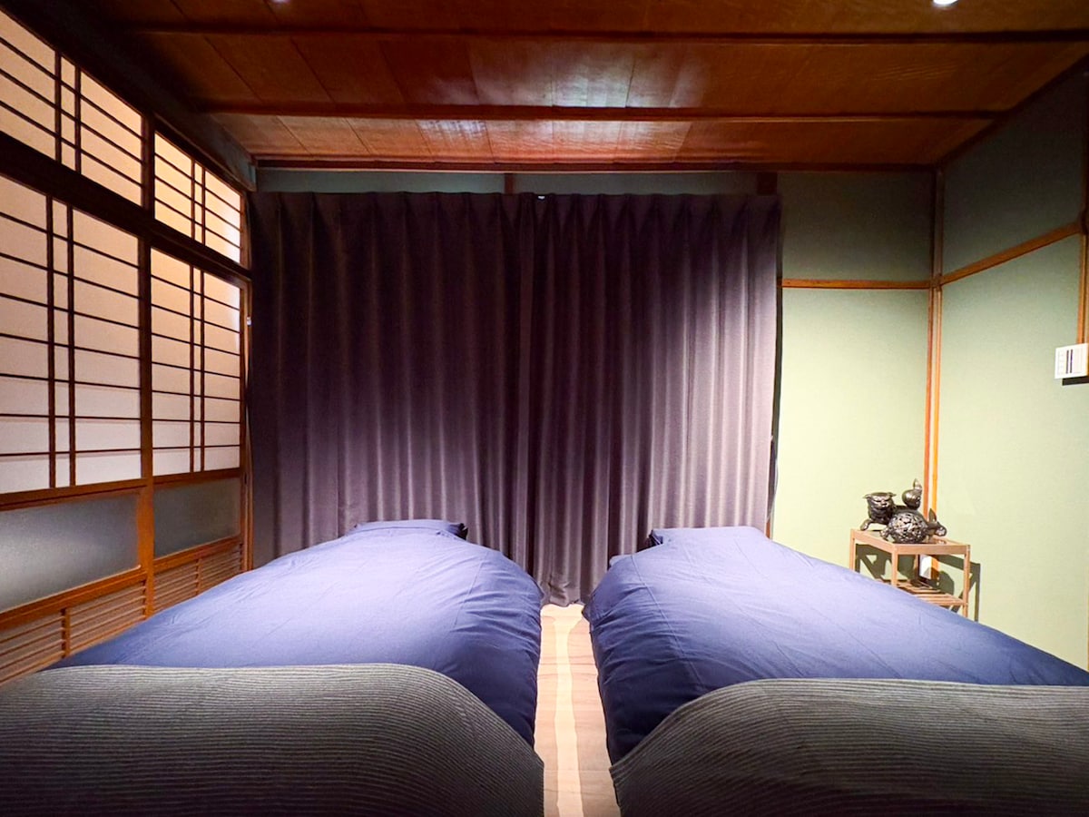 セミダブルベット2つを並べてお休みいただけます。