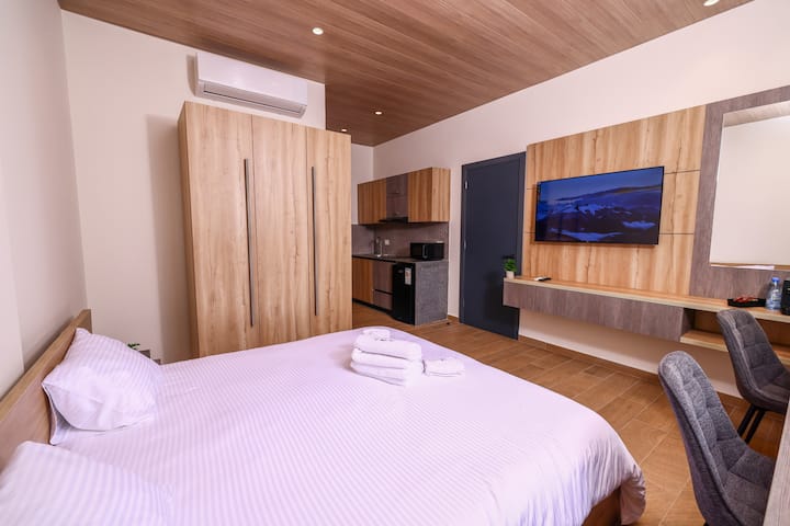 Vista de la habitación: cocina pequeña, televisor inteligente y cocina pequeña