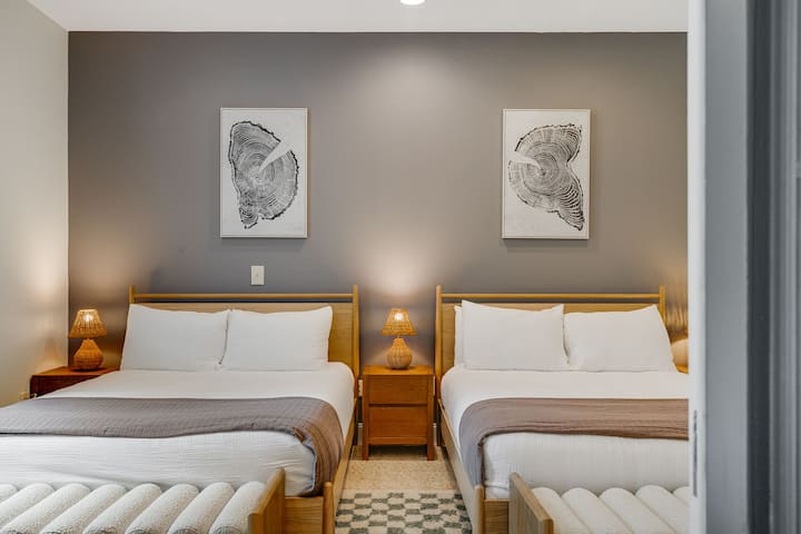 Две двойни легла в спалнята на приземния етаж