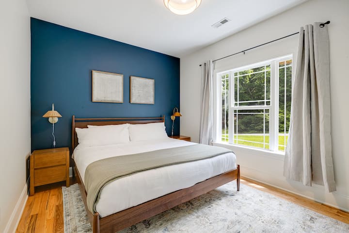 Голямо двойно легло в спалнята на горния етаж с бюро и телевизор