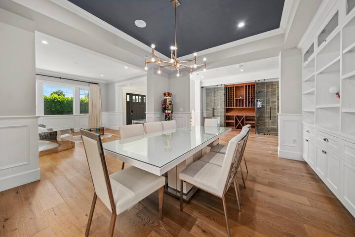 Peaceful Beautiful Luxury Mansion gallery image 3