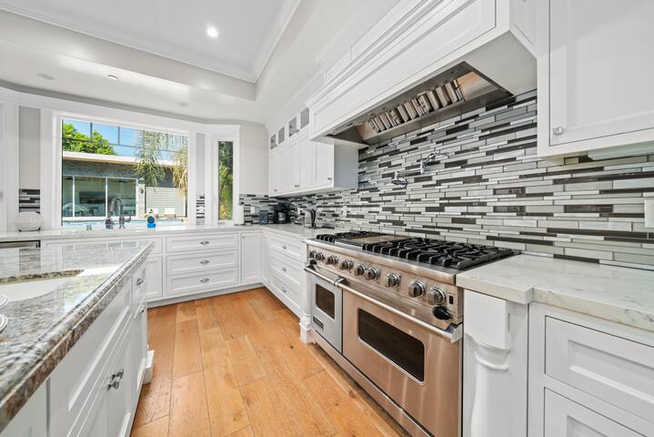 Peaceful Beautiful Luxury Mansion gallery image 4