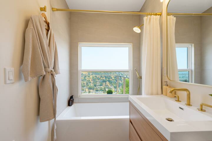 Skyline Sanctuary: Luxe Escape with Stunning Views gallery image 3