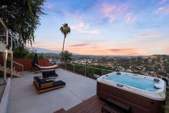 Skyline Sanctuary: Luxe Escape with Stunning Views