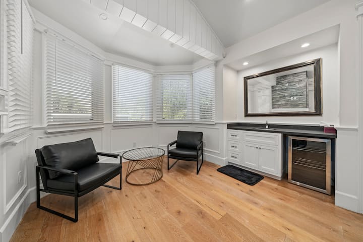 Modern Stay Near Major Studios & Attractions - Los Angeles, CA