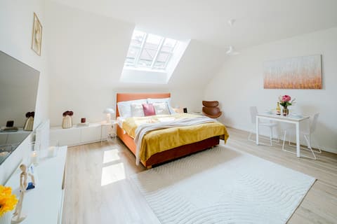 Bright Studio w/ AC & Smart TV • Hip Neighborhood