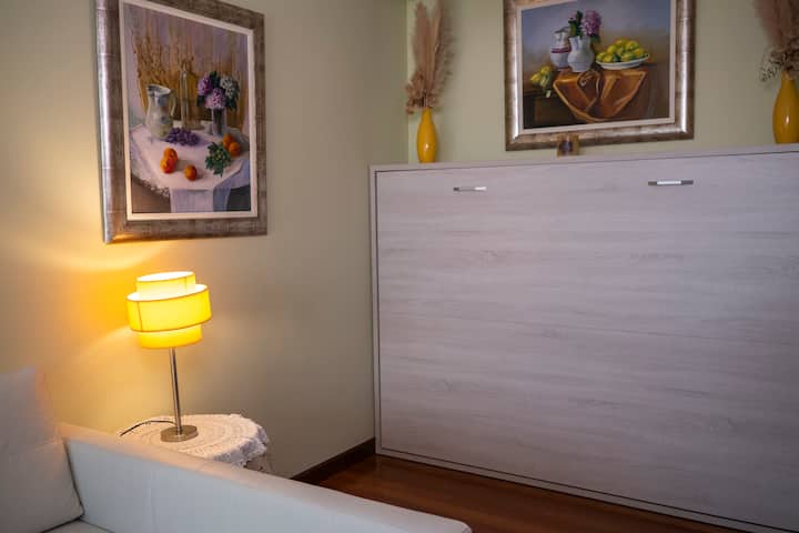 El segundo dormitorio se encuentra dentro del salón. Cuenta con una cama abatible individual grande de 135.