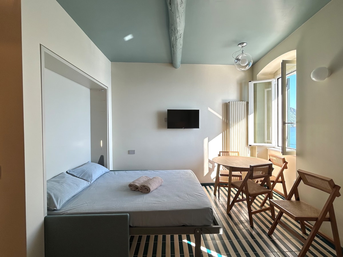 Annuncio Airbnb popolare: Beautiful sea view in the front row on the beach a Camogli